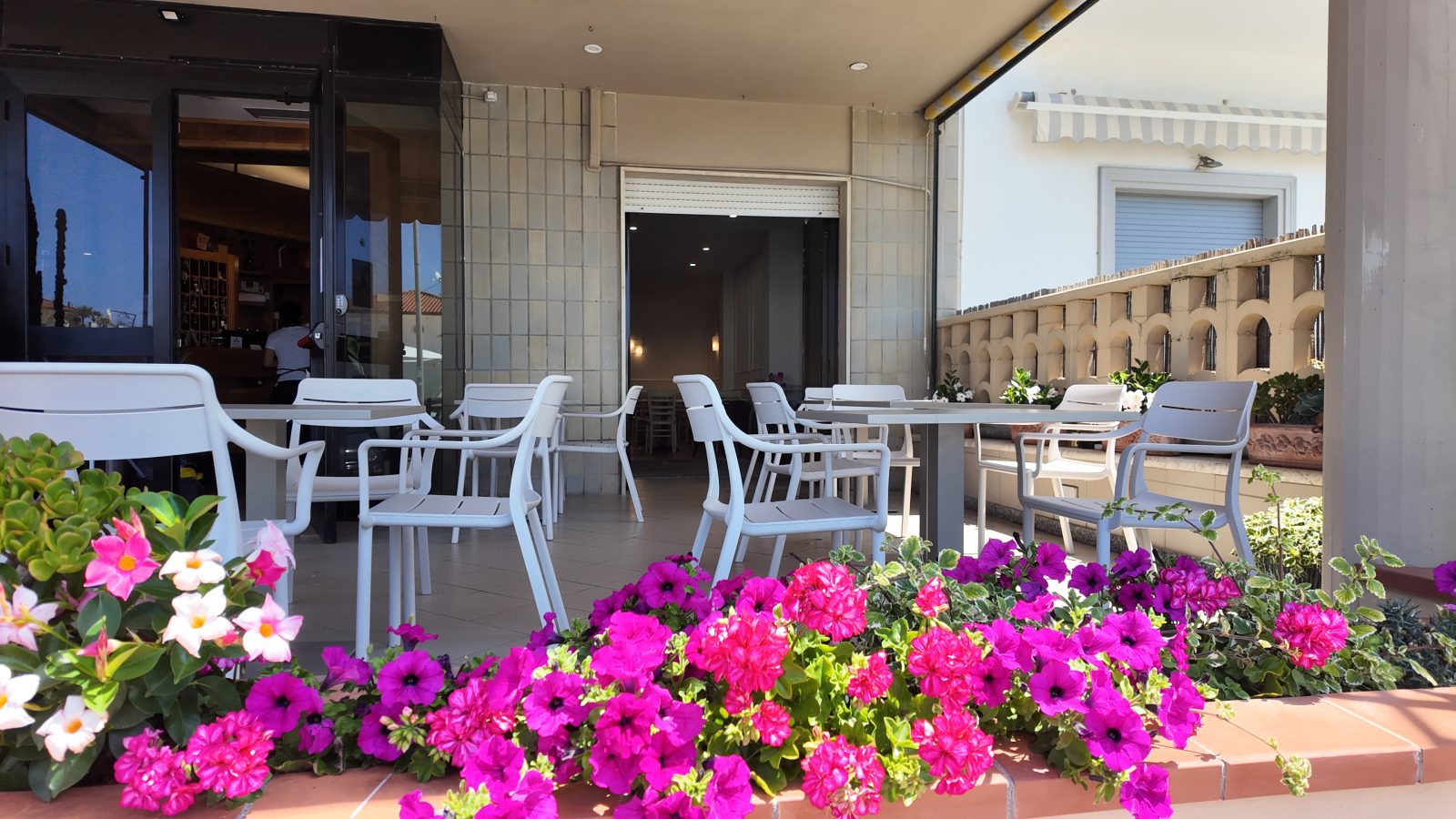 Veranda fronte mare per la colazione dell'Hotel La Vela