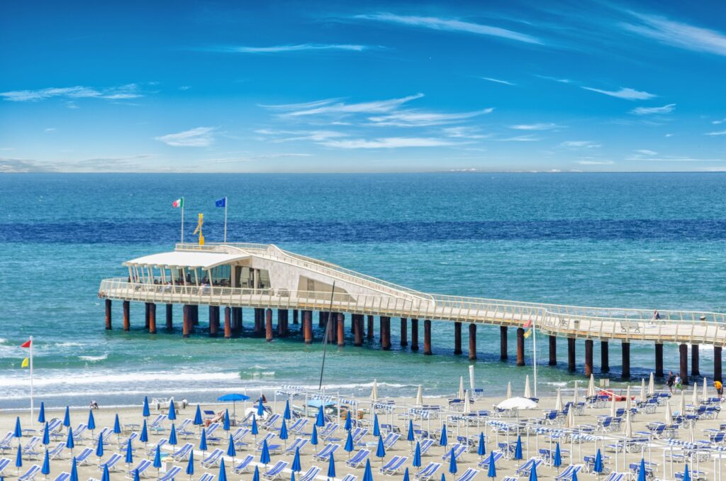 Il Pontile Bellavista Vittoria di Lido di Camaiore con la rotonda panoramica in fondo e la spiaggia con gli ombrelloni
