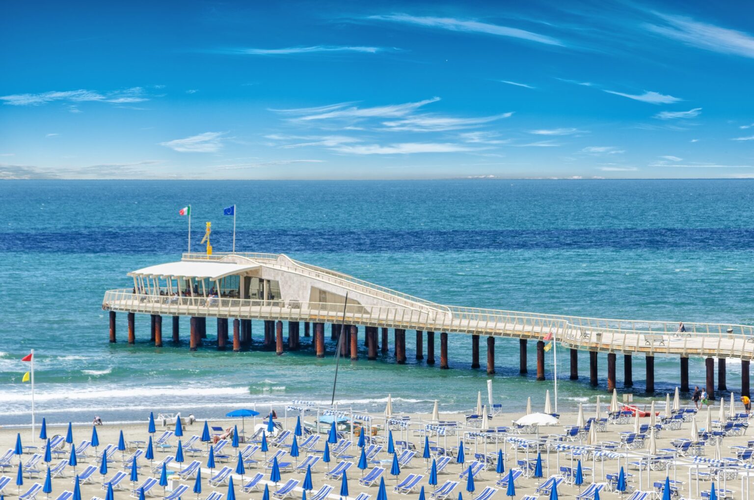 Il Pontile Bellavista Vittoria di Lido di Camaiore con la rotonda panoramica in fondo e la spiaggia con gli ombrelloni