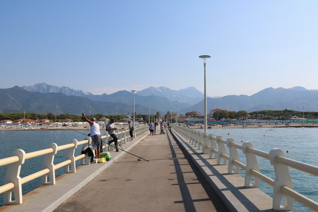 Il pontile di Forte dei Marmi con le Alpi Apuane sullo sfondo, oltre la spiaggia della Versilia