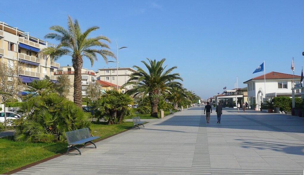 Il lungomare pedonale di Lido di Camaiore con le palme, le aiuole e le panchine in una giornata di sole