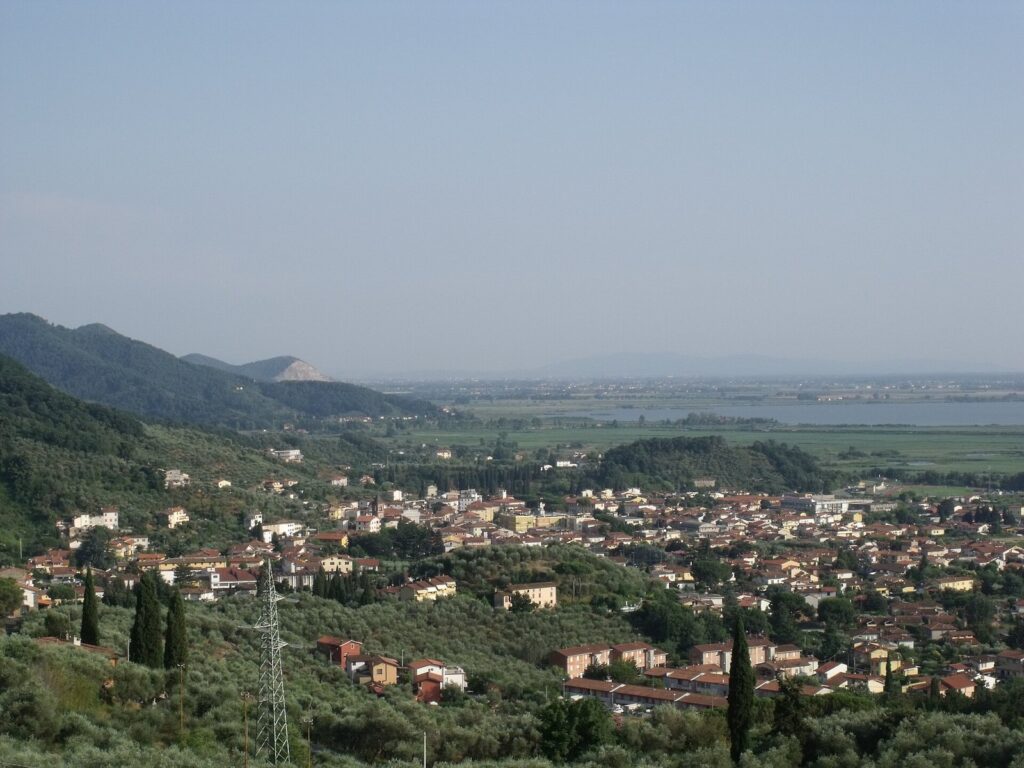 Le case di Massarosa tra gli ulivi viste dalle colline, con la pianura e il lago di Massaciuccoli sullo sfondo