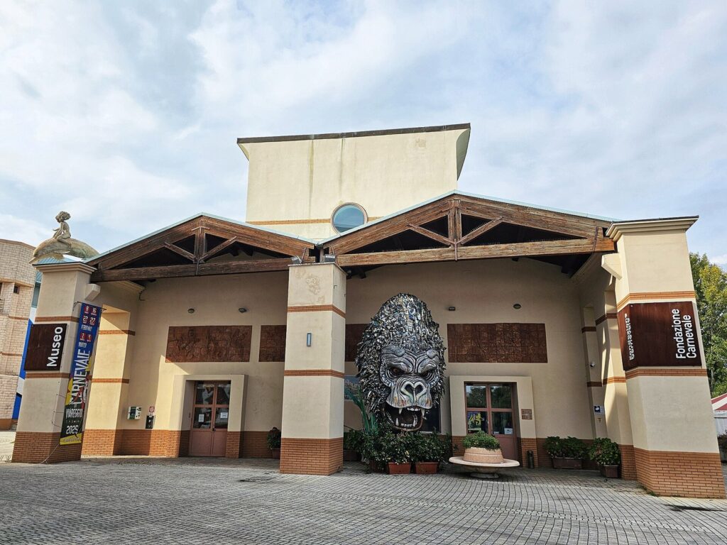 L'ingresso del Museo del Carnevale alla Cittadella di Viareggio, con una grande testa di gorilla in cartapesta sulla facciata